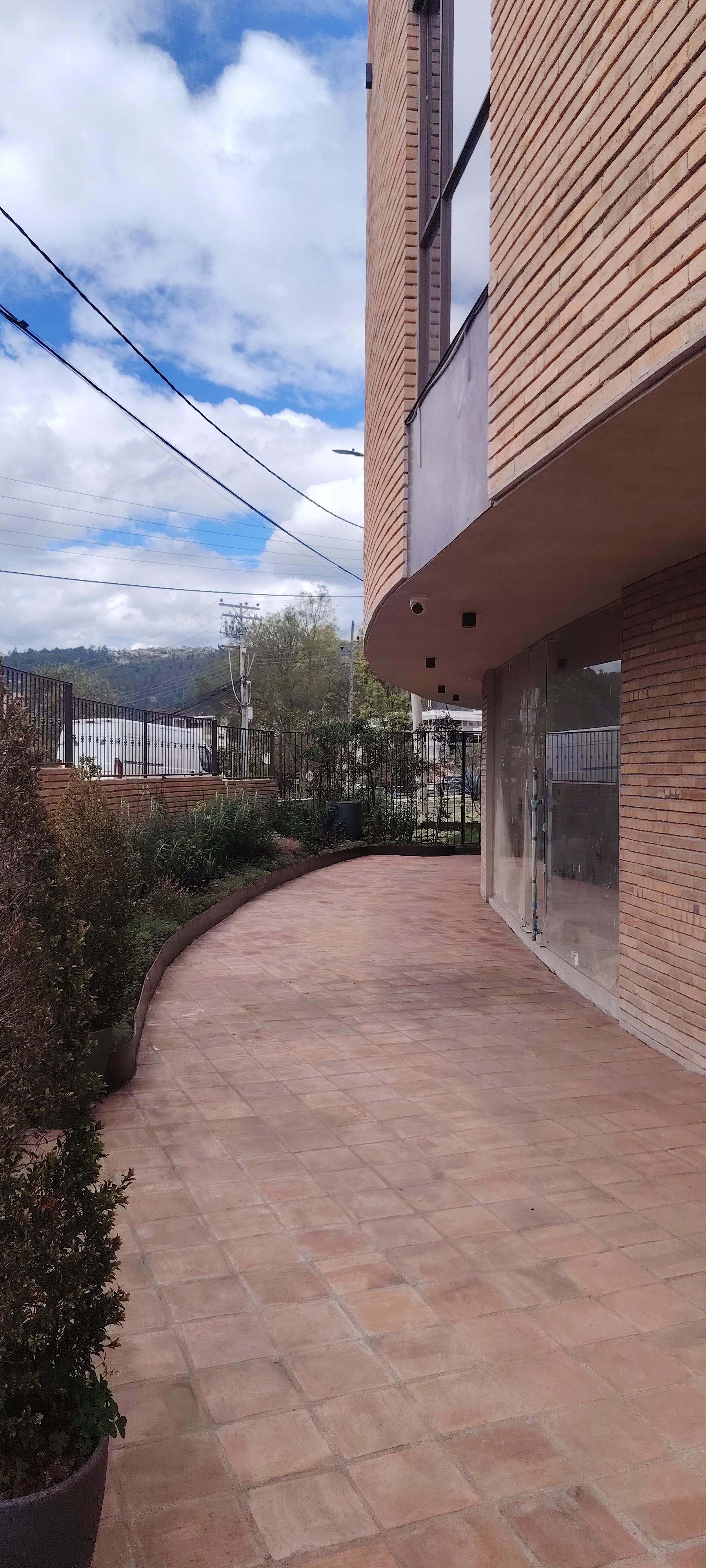 Local comercial frontal con vista al río Tomebamba en el Céntro Histórico de Cuenca